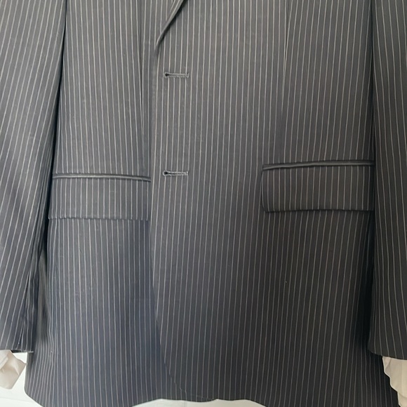 Kenneth Cole. New York. Man’s pinstripe jacket and slacks. Great condition. - Picture 3 of 10